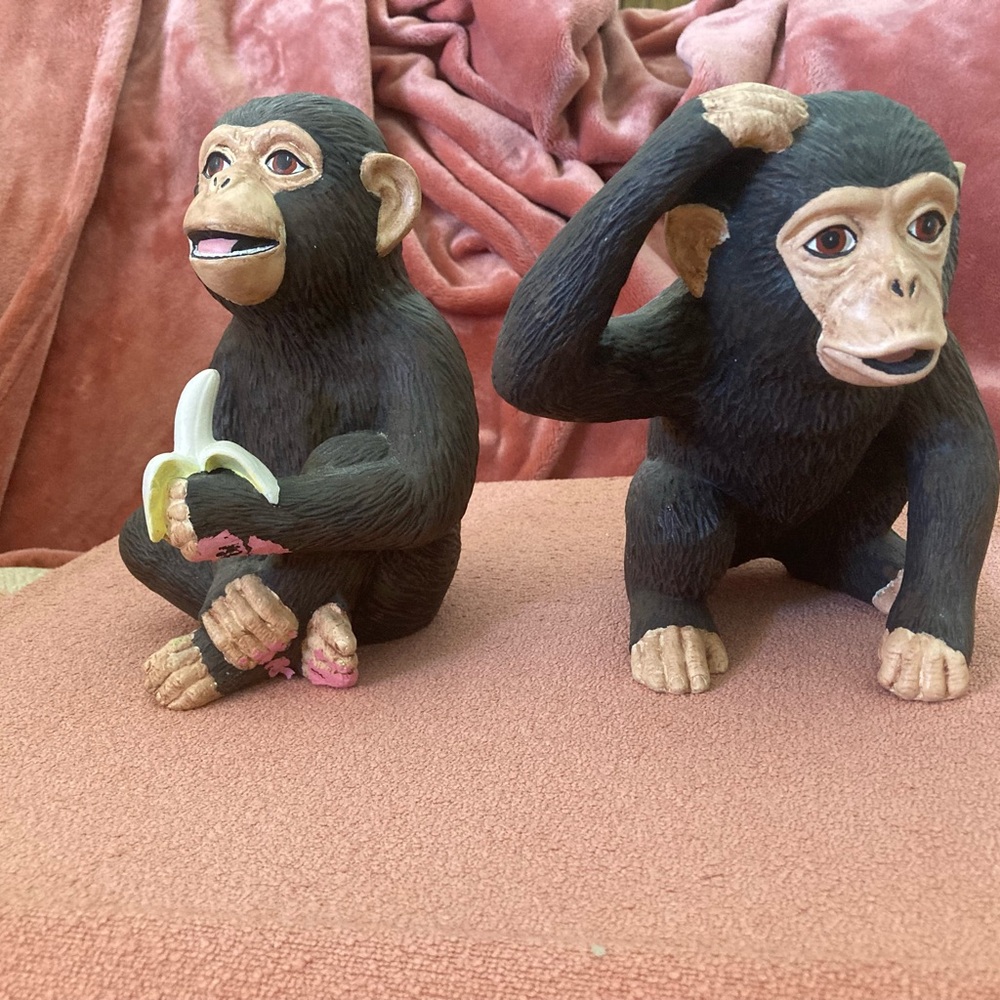Adorable ceramic monkeys hand painted in pristine condition - Picture 3 of 6